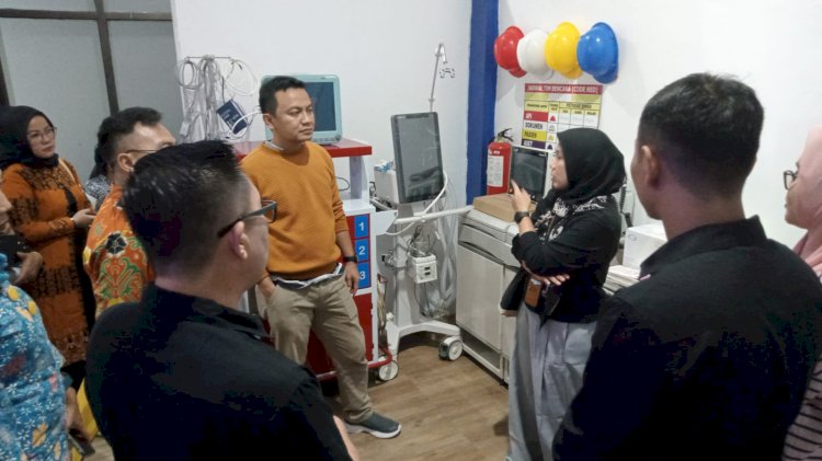 Tim Visitasi Penilaian Kesesuaian Layanan Dialisis dari Kementerian Kesehatan (Kemenkes) RI melakukan visitasi ke Ruang Hemodialisis atau Ruang Cuci Darah RSUD Lebong, Jum'at (24/5) malam.