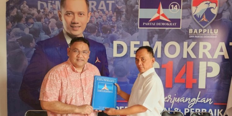 Kepala Bappilu Partai Demokrat, Andi Arief memberikan mandat kepada Teguh Santosa sebagai kandidat cawagub mendampingi Bobby Nasution di Pilgub Sumut 2024/Ist