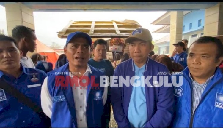 Ketua Tim 7 DPW PAN Bengkulu Teuku Zulkarnaen (tengah) saat menyerahkan bantuan bagi warga terdampak banjir di Lebong/RMOLBengkulu
